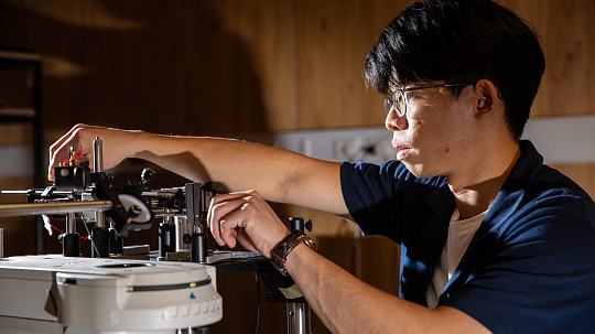  Growing crystals for metasurface lasers gives record efficiency 