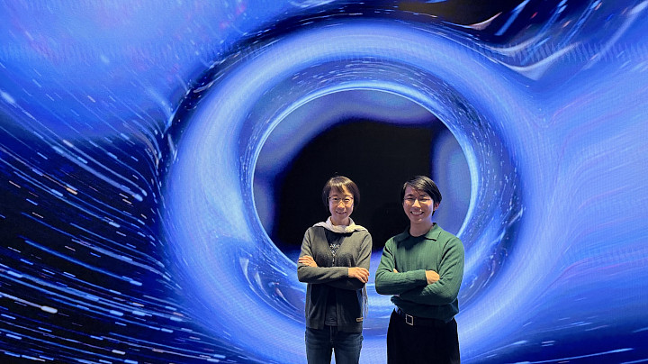 Messages from the surface of a black hole